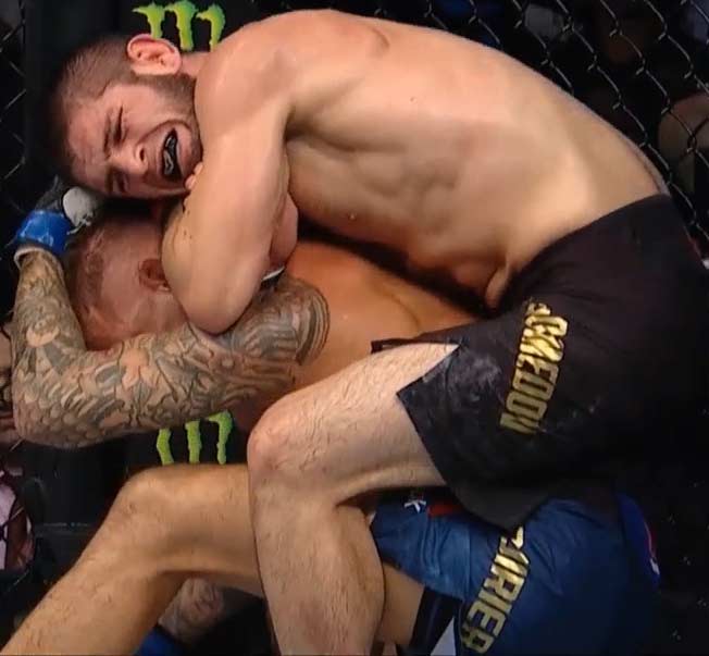 Khabib Nurmagomedov submits Dustin Poirier via rear naked choke